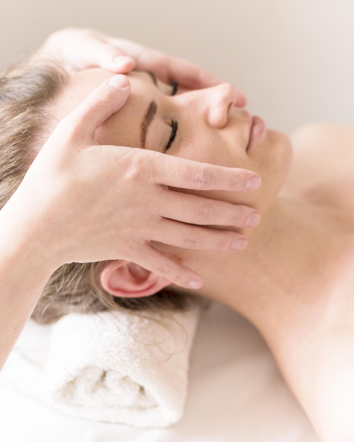 Nahaufnahme einer ruhigen Kopfmassage an Stirn und Haaransatz